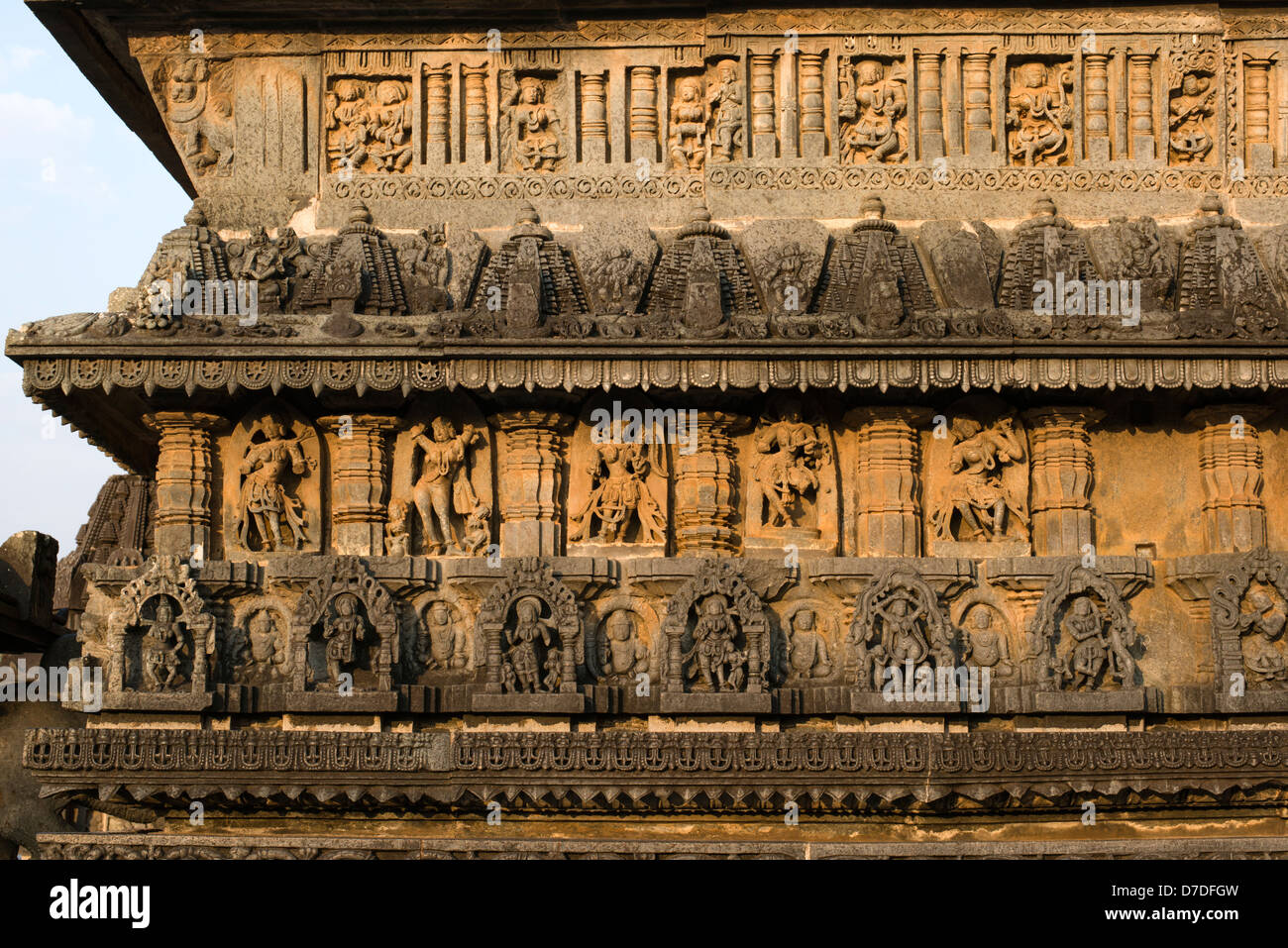 Eine Vielzahl von skulpturalen Formen schmücken Chennakesava Hindutempel in Belur, in der Nähe von Hassan in Karnataka, Indien Stockfoto