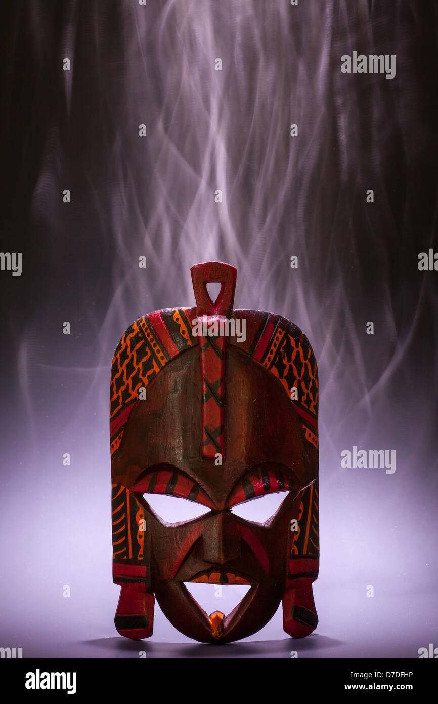 Traditionelle Maske aus Kenia (Holz) mit Rauch-Effekt nützlich für Konzepte Stockfoto