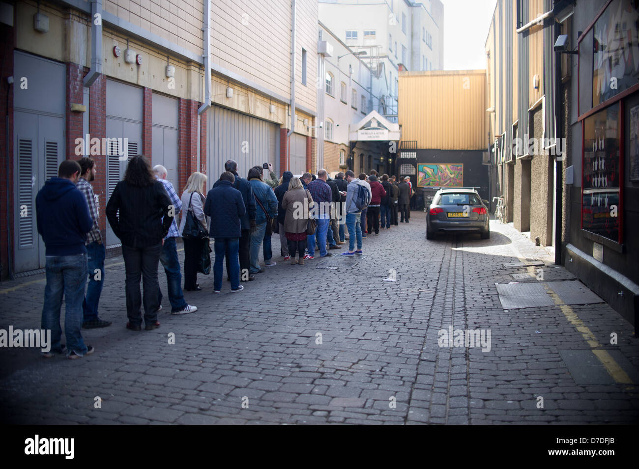 Menschen Schlangestehen vor Spillers Aufzeichnungen in Cardiff am Morgen des Record Store Day 2013. Stockfoto