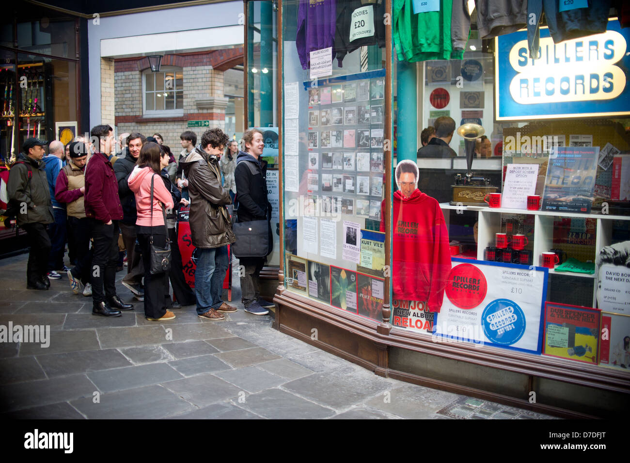 Menschen Schlangestehen vor Spillers Aufzeichnungen in Cardiff am Morgen des Record Store Day 2013. Stockfoto