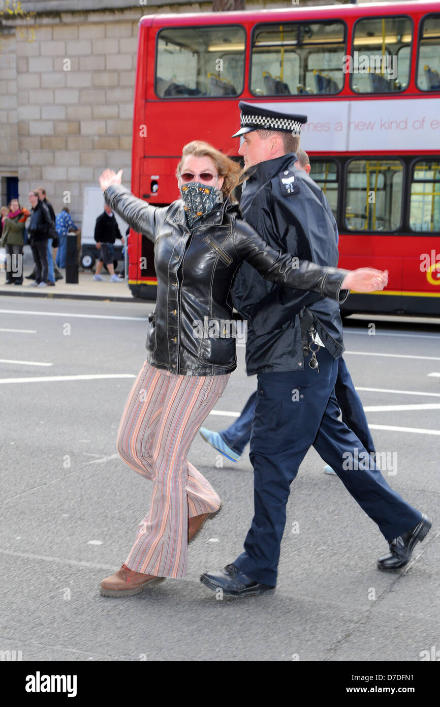 London, UK. 4. Mai 2013. Demonstranten von der Polizei blockiert, bei der anonymen UK gegen Sparpolitik Demonstration in Whitehall, London, England. Bildnachweis: Paul Brown / Alamy Live News Stockfoto