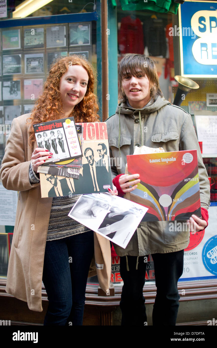 Kunden stellen außen Spillers Aufzeichnungen in Cardiff mit ihren Käufen Record Store Day, nach Stunden warten. Stockfoto