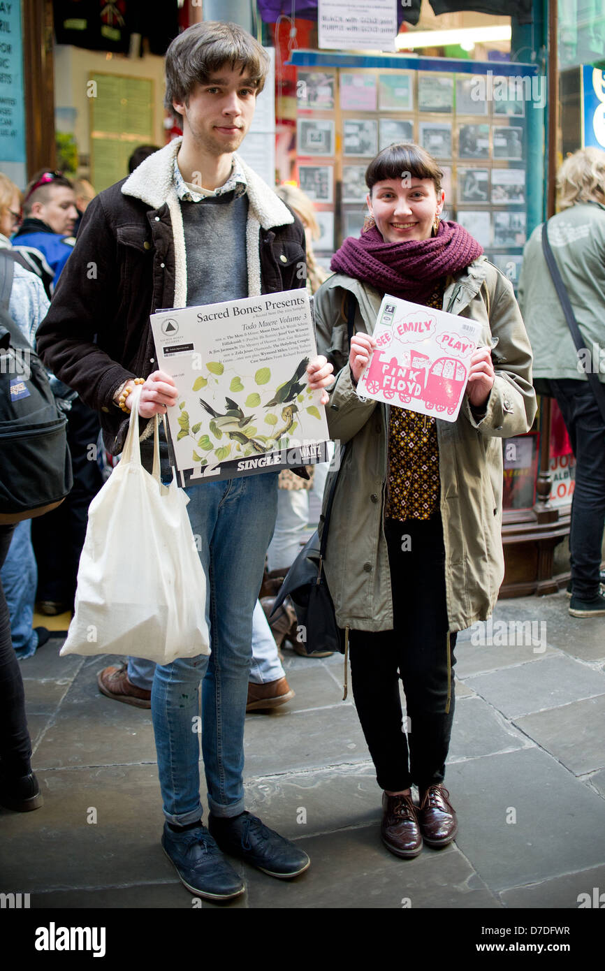 Zwei Kunden post außerhalb Spillers Aufzeichnungen mit ihren Record Store Day Puchases, Cardiff, UK. Stockfoto