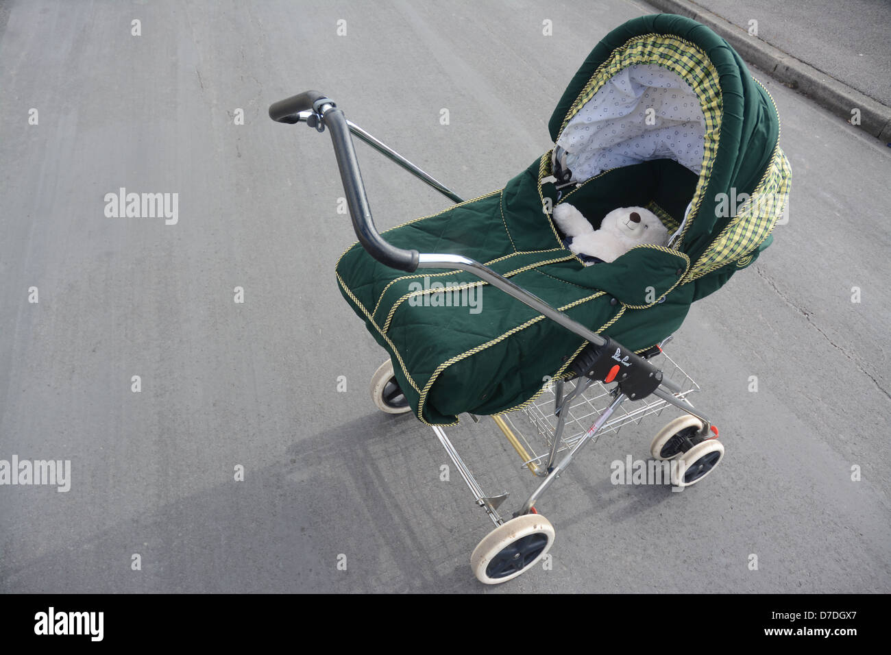 Traditionelle Silver Cross Kinderwagen Kinderwagen Kinderwagen tragen  Kinderbett und Auto Stuhl Stockfotografie - Alamy