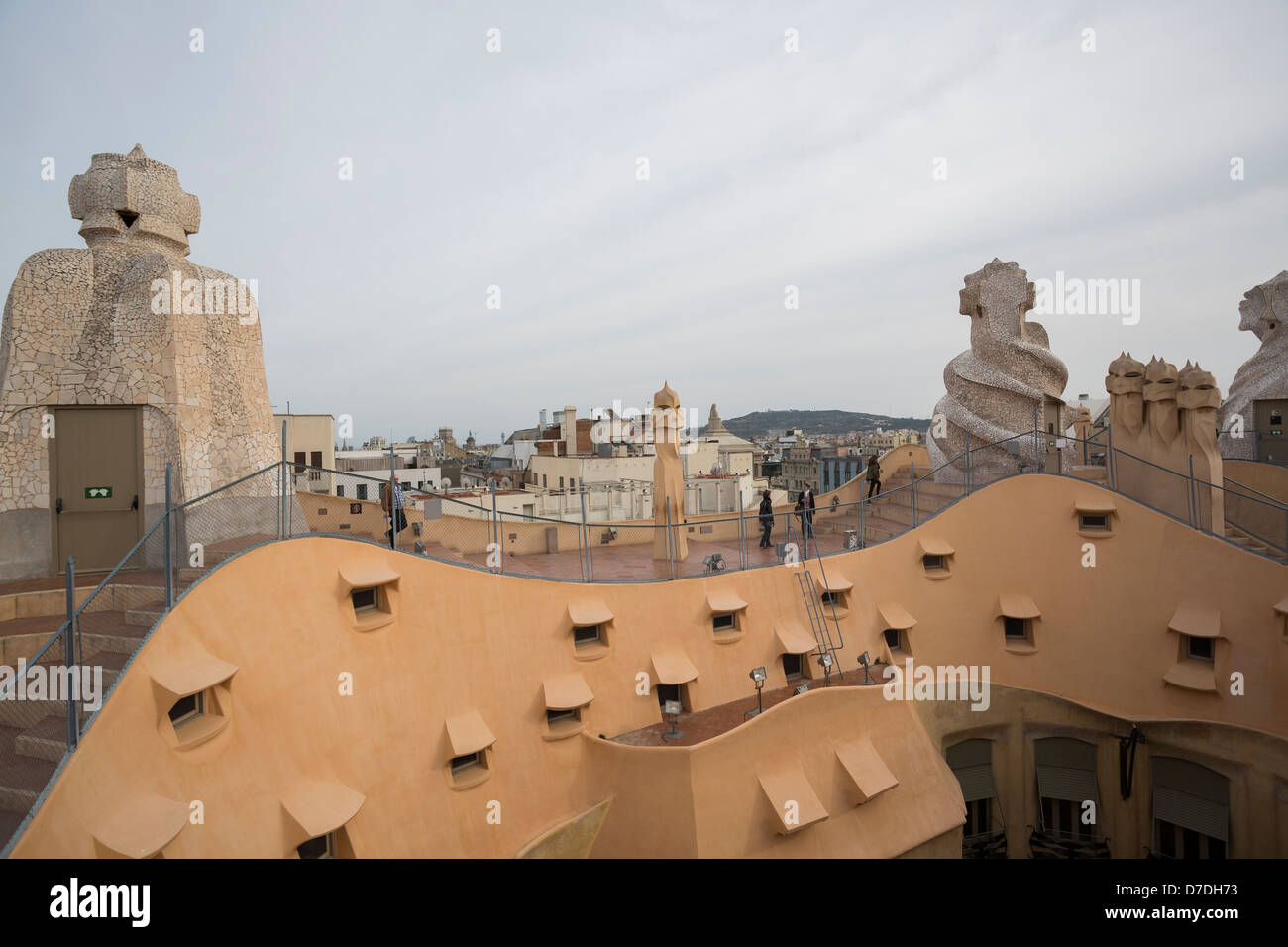 Auf dem Dach Schornsteine von Gaudis La Pedrera - Barcelona, Spanien. Stockfoto