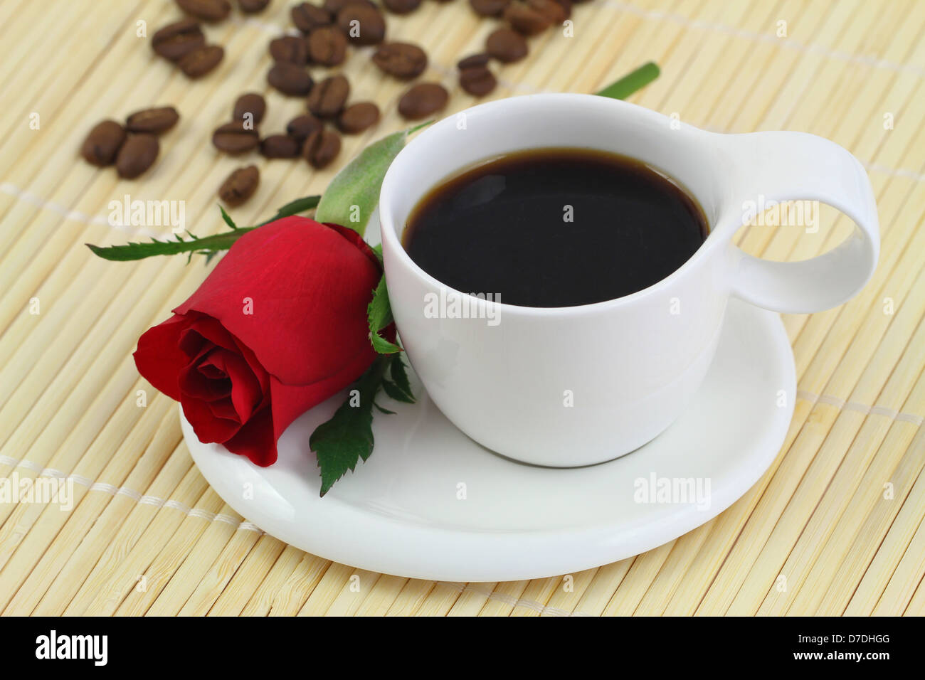 Tasse schwarzen Kaffee und rote rose Stockfoto