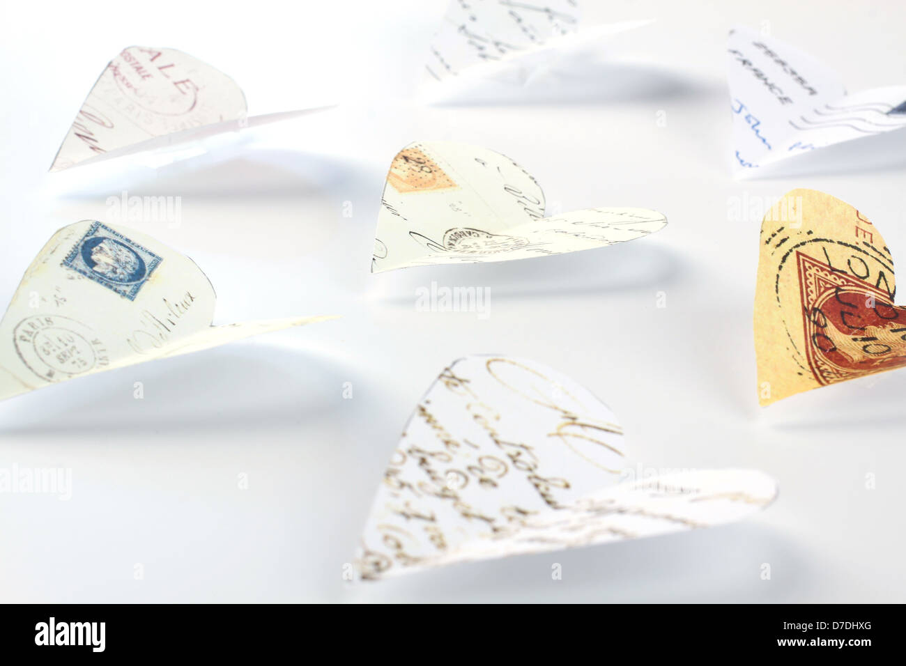 Fliegende Liebesbriefe aus alten Buchstaben ausgeschnitten Stockfoto