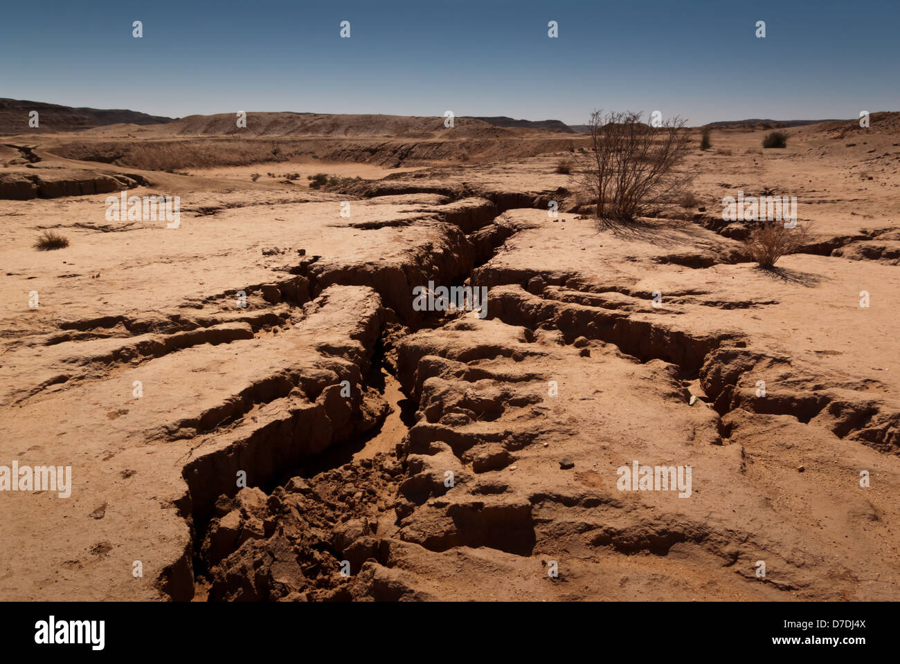 Trockene, rissige Erde in der Nähe von Hafir - Wasserbehälter, Musawwarat es-Sufra Sudan Stockfoto