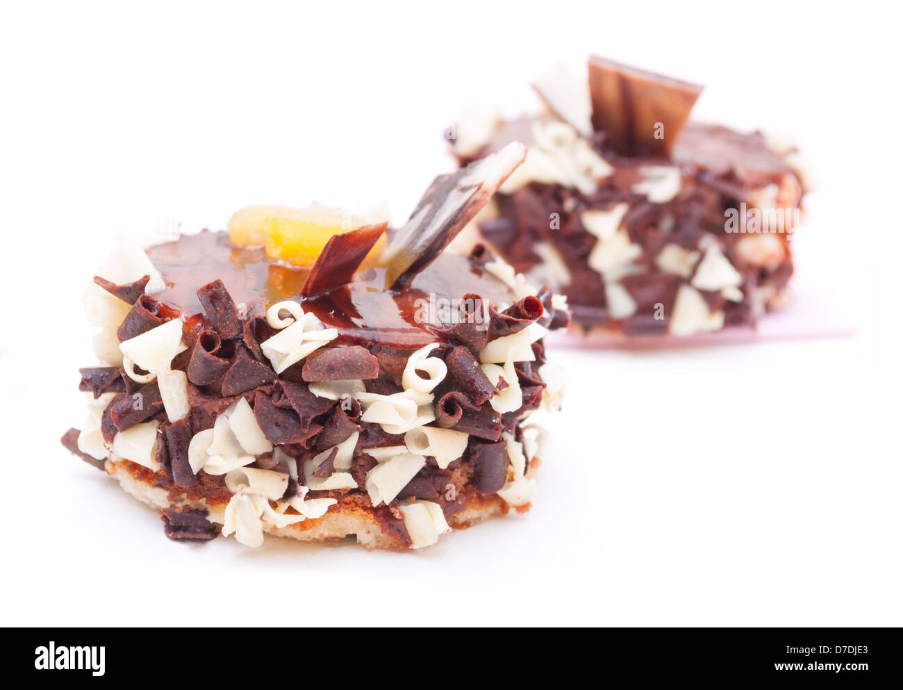 Nahaufnahme von Mini-Desserts mit Schokolade Späne auf weißem Hintergrund Stockfoto