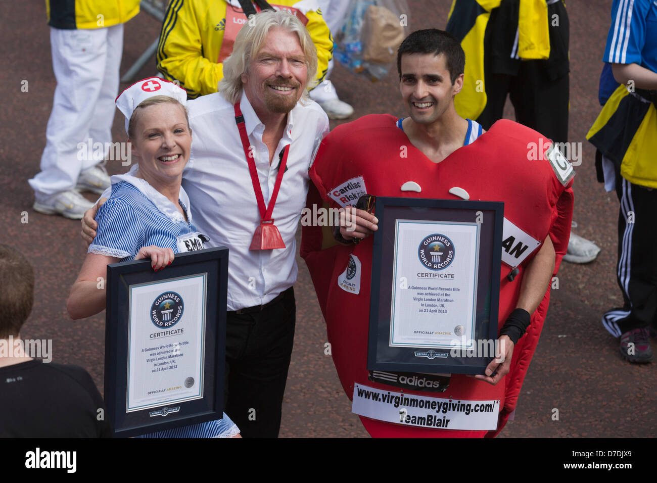 London Virgin Marathon 2013, Guinness World Record Attempt Läufer mit Sir Richard Branson Stockfoto