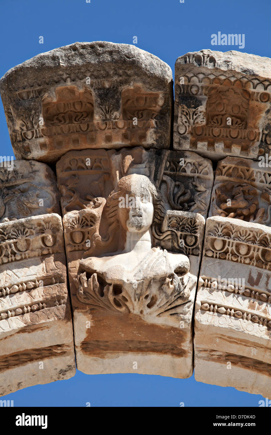 Büste von Hadrians Bogen, Ephesus, Izmir, Türkei Stockfoto