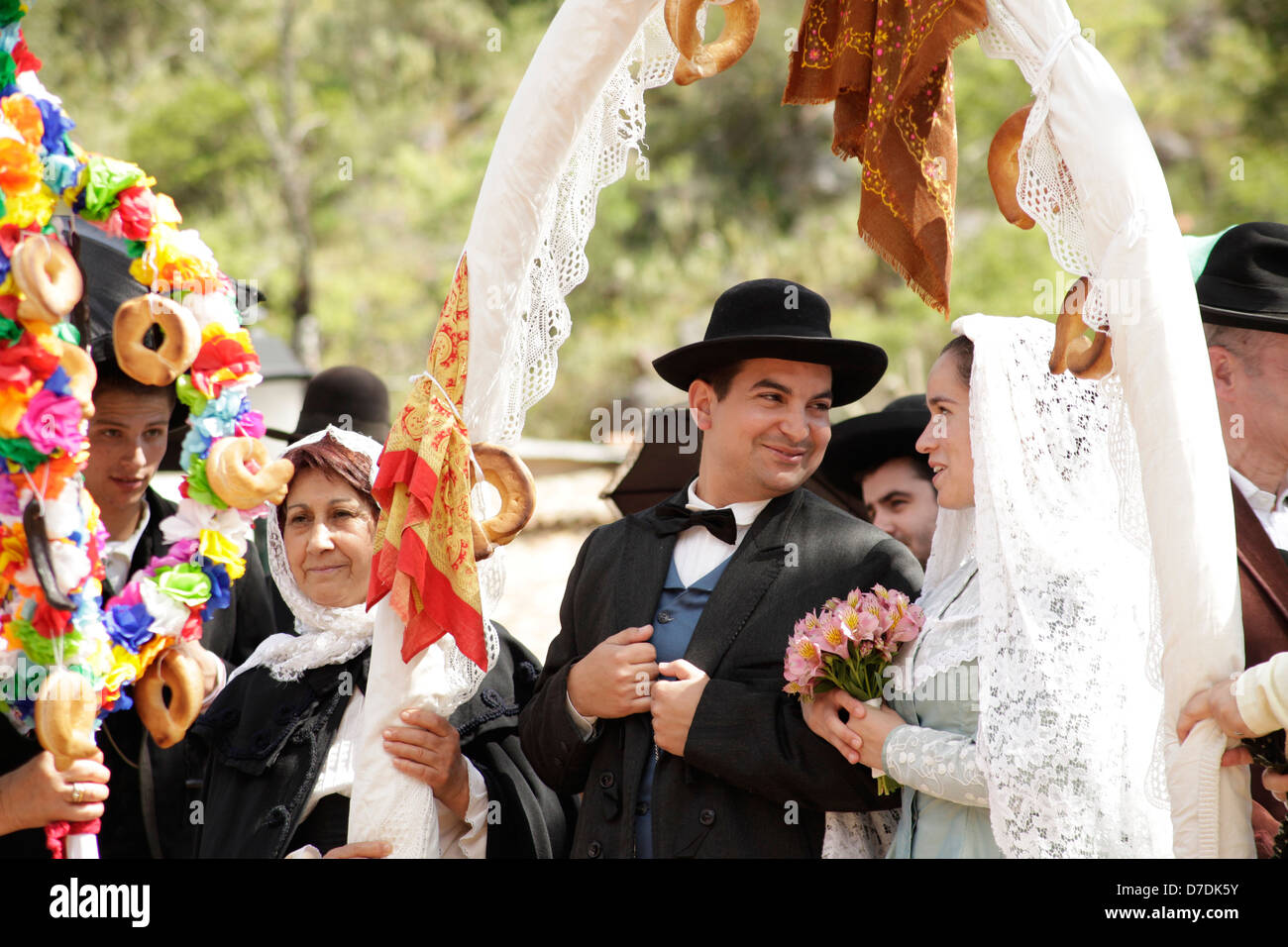 Portugiesische Volkstänzer in traditioneller Tracht auf ...