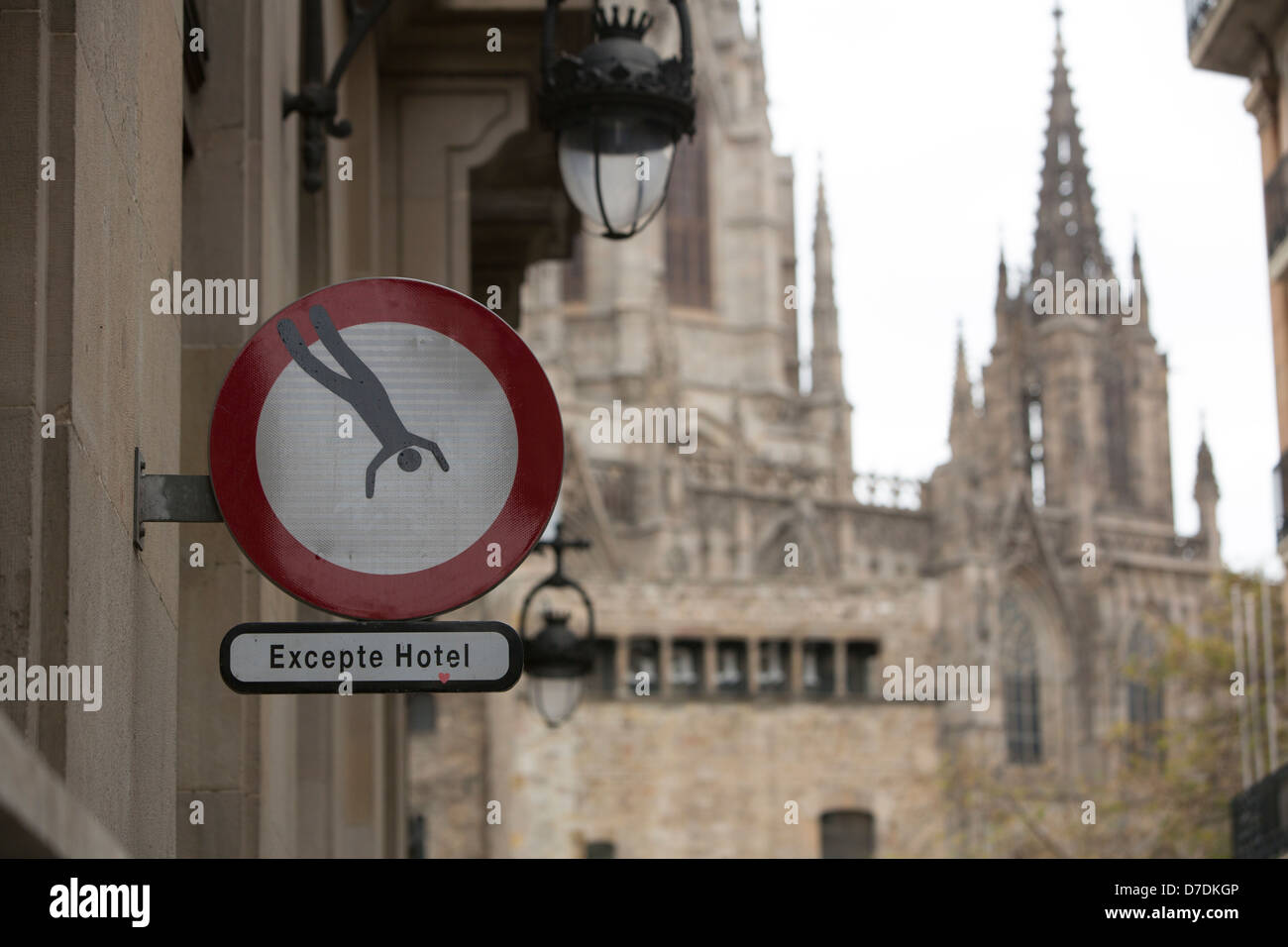 Verwirrende Zeichen vor La Catedral - Barcelona, Spanien Stockfoto