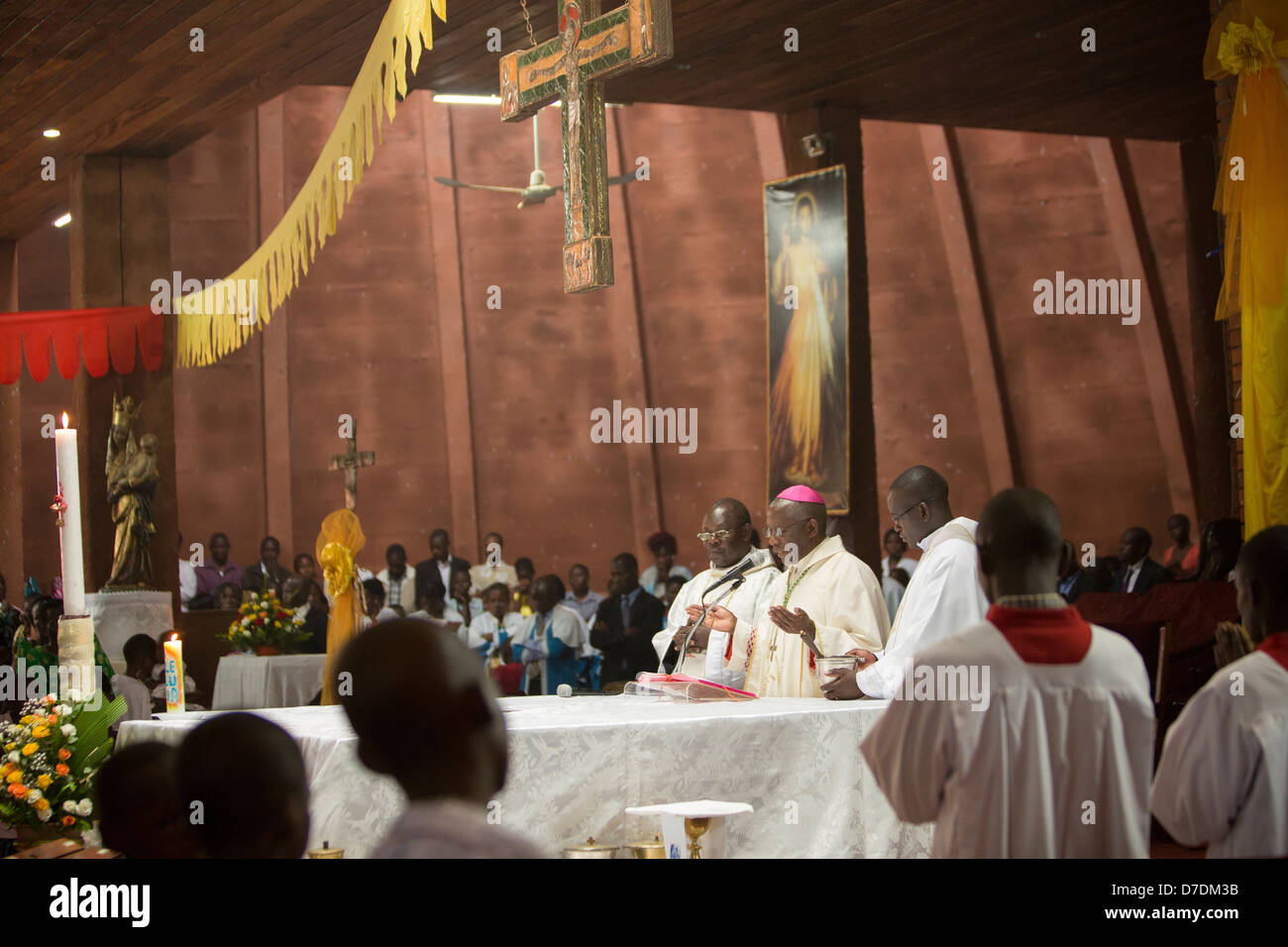 Römische katholische Messe in Mityana, Uganda, Ostafrika. Stockfoto