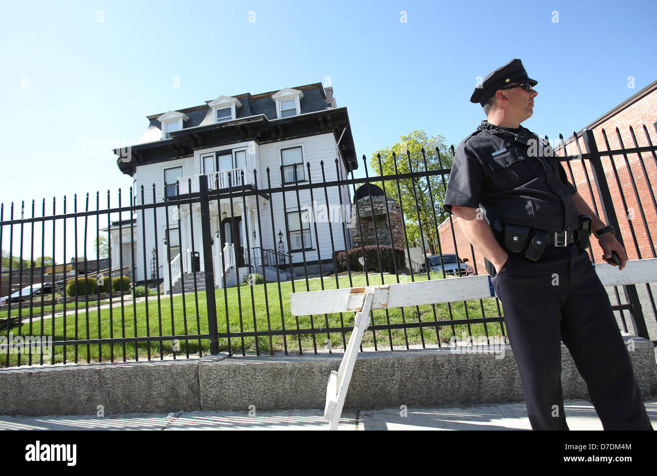 Worcester, Massachusetts, USA. 4. Mai 2013. Mitglieder der örtlichen Polizei Wache außerhalb des Graham Putnam & Mahoney Bestattungsinstitut in Worcester, Massachusetts auf Samstag, 4. Mai 2013, wo der Körper des Boston-Marathons Bombardierung verdächtigen Tamerlan Tsarnaev stattfindet, wie es Bestattung erwartet. Das Bestattungsinstitut ist Berichten zufolge haben Schwierigkeiten, ein Krematorium, die den Körper von Tamerlan Tsarnaev annimmt. (Bild Kredit: Kredit: Nicolaus Czarnecki/ZUMAPRESS.com/Alamy Live-Nachrichten) Stockfoto