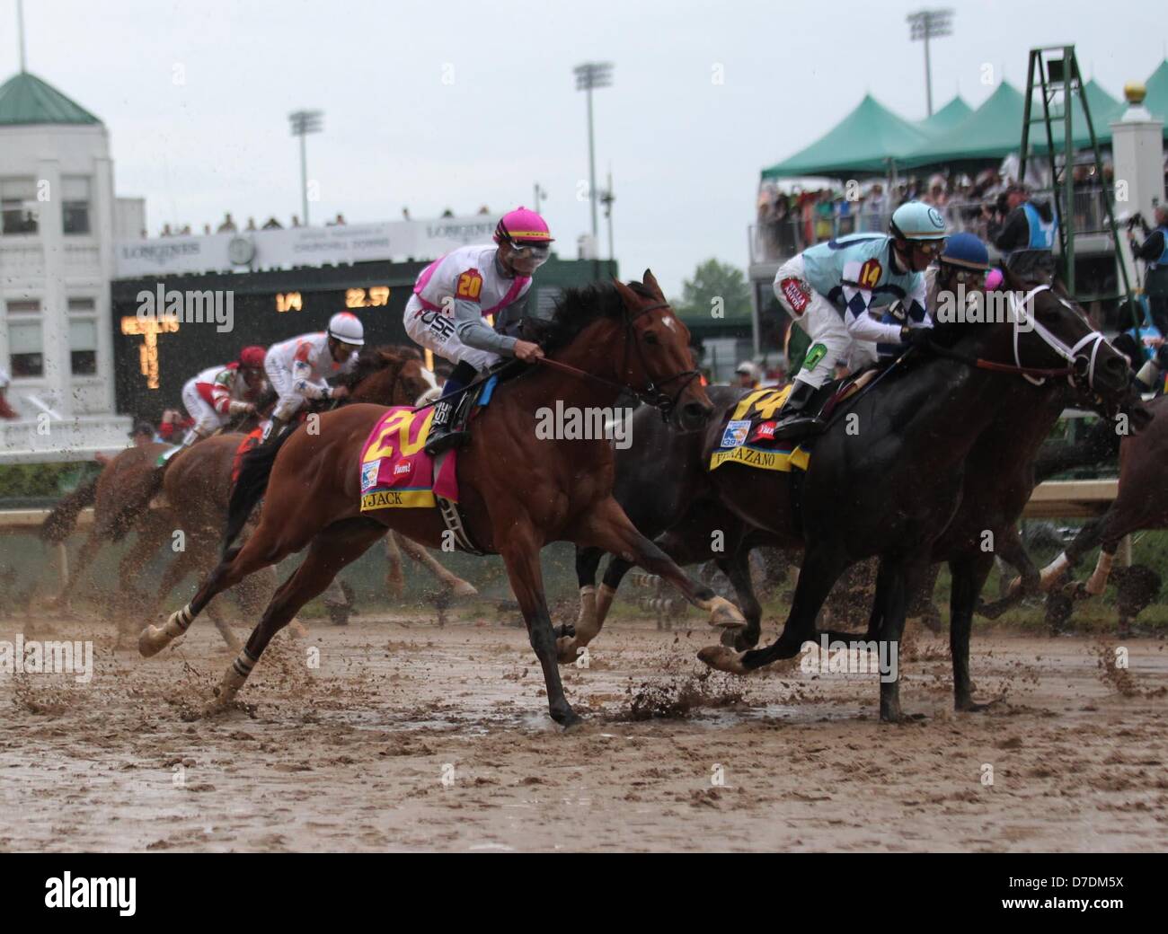 4. Mai 2013 - Louisville, Kentucky, USA - Pferd machen den Weg nach oben die Strecke in Churchill Downs nach dem Start der Rennen. Auf Samstag, 4. Mai 2013 in Louisville, Ky während der Ausführung des 139. Kentucky Derby. (Bild Kredit: Kredit: Ernest Coleman/ZUMAPRESS.com/Alamy Live-Nachrichten) Stockfoto