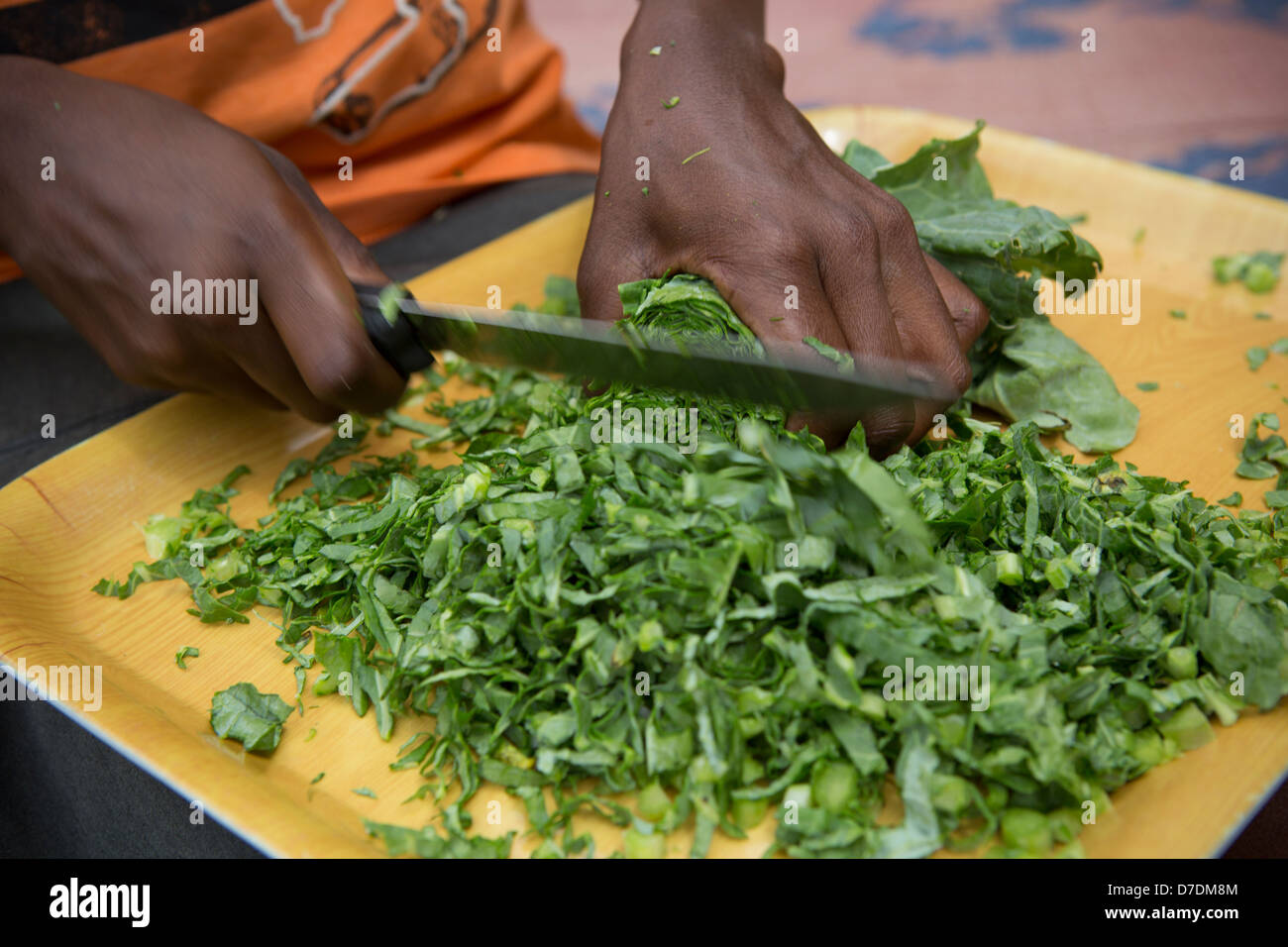 Frau hacken grünen - Uganda, Ostafrika. Stockfoto