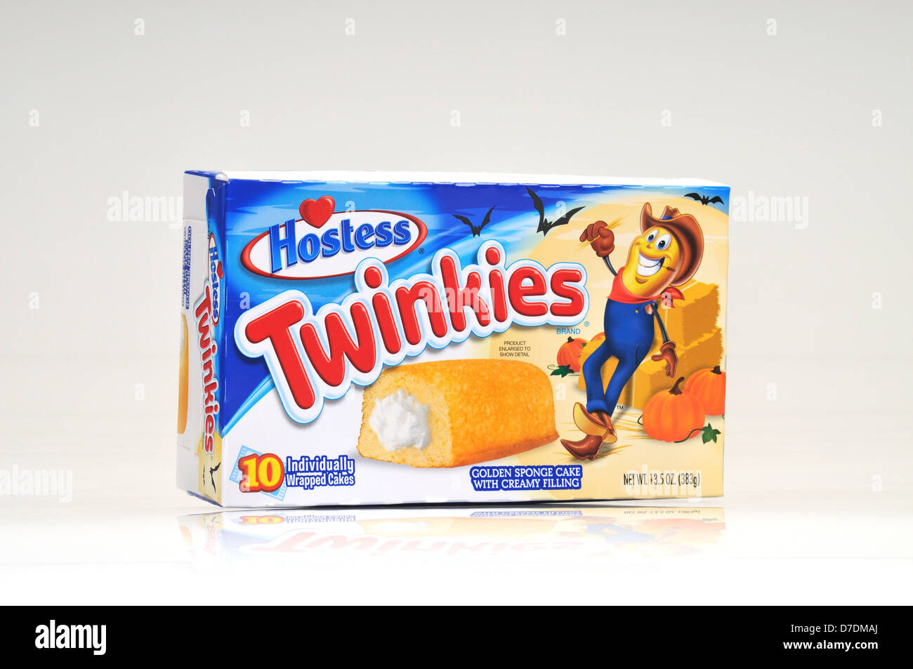 Schachtel mit Hostess Twinkies auf weißem Hintergrund, Ausschnitt. USA Stockfoto