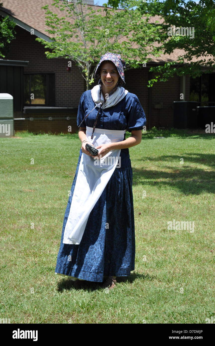 Ein junges Mädchen in kolonialen Kleid im Unabhängigkeitskrieg Reenactment. Stockfoto
