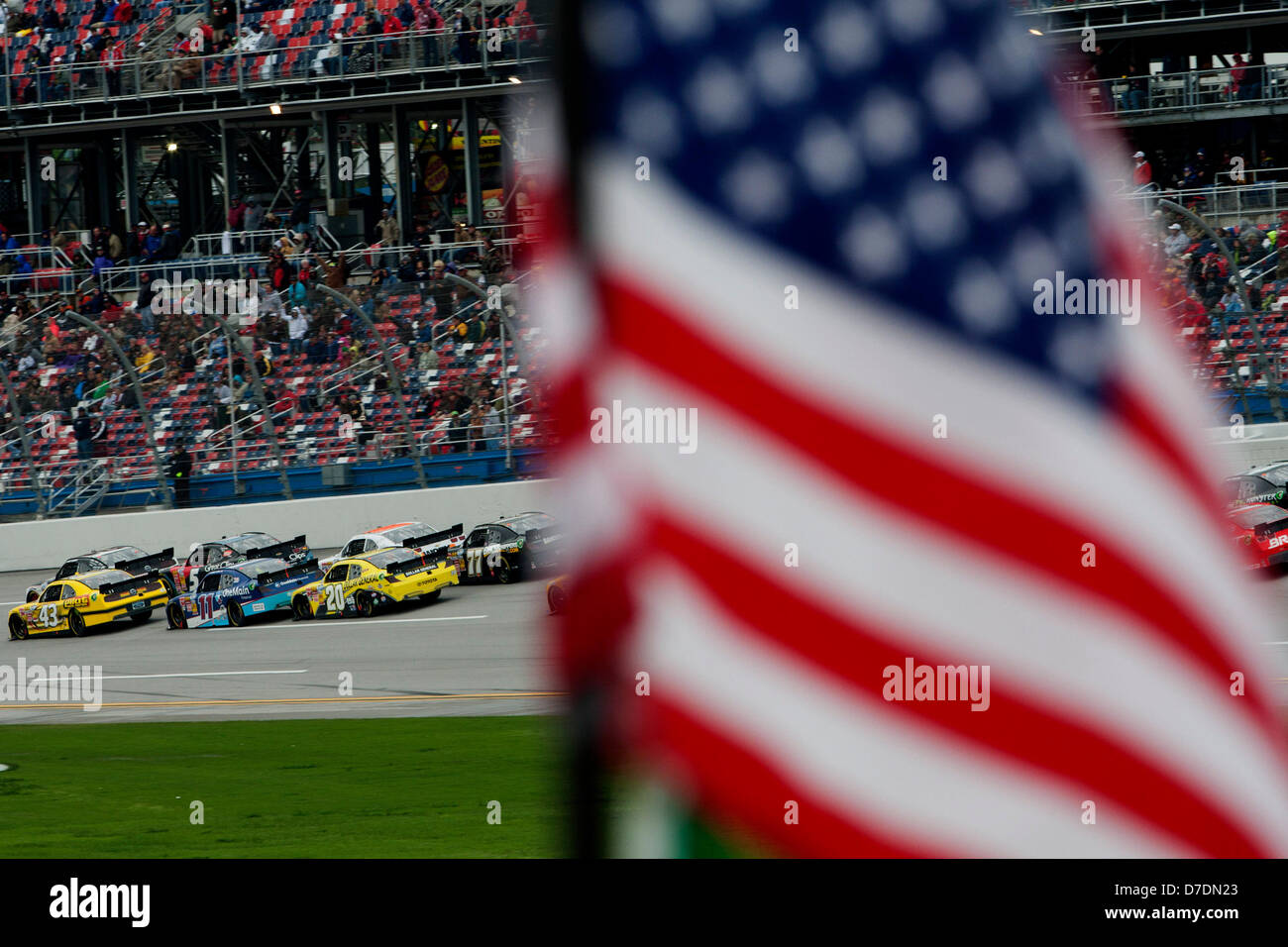 Lincoln, AL, USA 4. Mai 2013. Der NASCAR Nationwide Series nimmt die grüne Flagge für Aarons 312 auf dem Talladega Superspeedway in Lincoln, AL. Stockfoto