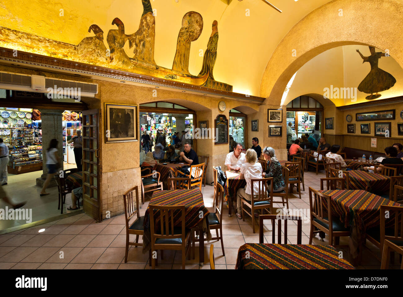 Istanbul, Türkei - 8. Juni 2012: Menschen ruhen und mit türkischen Kaffee in historischen Sark Kahvehanesi (Cafe) Stockfoto