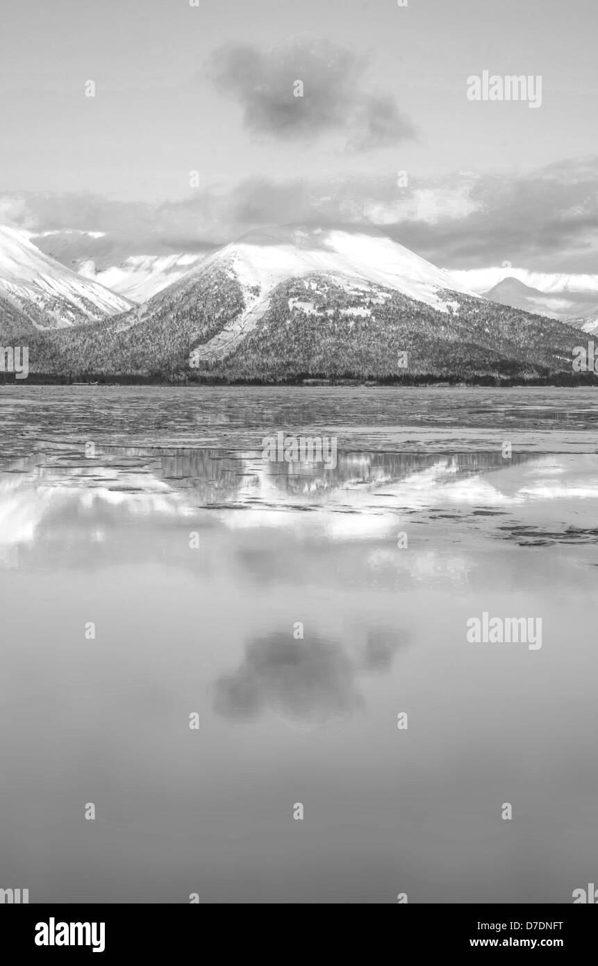 Turnagain Arm Reflexionen in schwarz / weiß Stockfoto