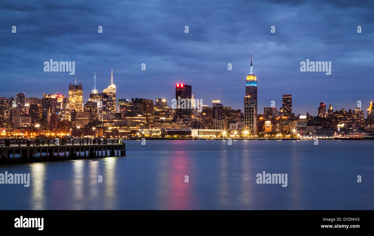 Skyline von New York aus Hoboken gegenüber des Hudson Flusses betrachtet Stockfoto