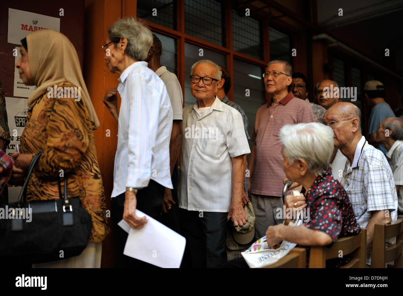 Kuala Lumpur, Malaysia. 5. Mai 2013. Malaysische Wähler Schlange vor einem Wahllokal, ihren Stimmzettel in Kuala Lumpur zu werfen. Malaysier gestimmt 5.Mai im allgemeinen Wahlen in der härteste Test der Regierungskoalition 56 jährigen Griff macht in Southeast Asia drittgrößte Wirtschaft könnte. (Bild Kredit: Kredit: Najjua Zulkefli/ZUMAPRESS.com/Alamy Live-Nachrichten) Stockfoto