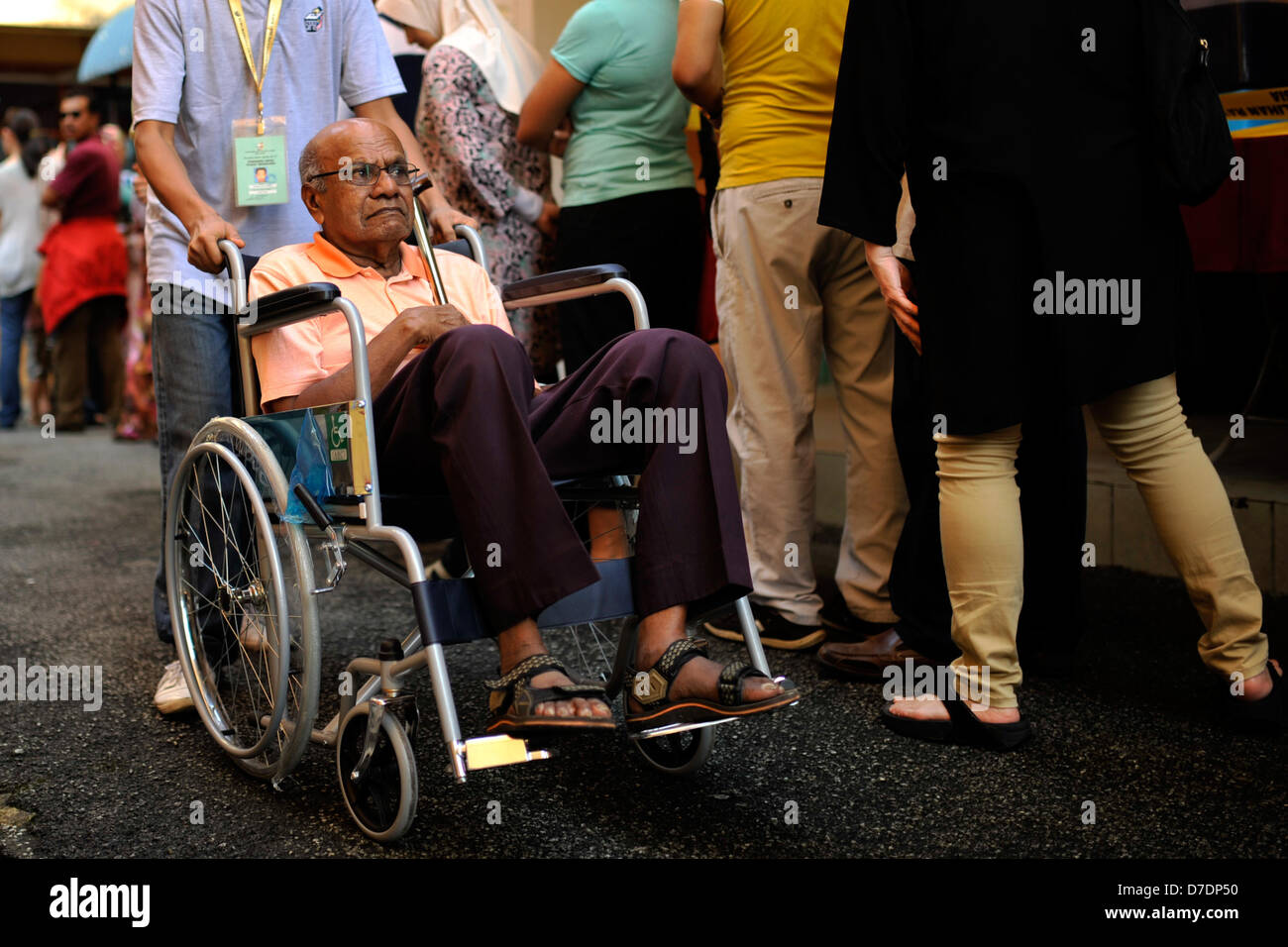 Kuala Lumpur, Malaysia. 5. Mai 2013. Ein malaysischer Wähler in einem Rollstuhl hinterlässt das Wahllokal nach Gießen seinen Stimmzettel in Kuala Lumpur. Malaysier gestimmt 5.Mai im allgemeinen Wahlen in der härteste Test der Regierungskoalition 56 jährigen Griff macht in Southeast Asia drittgrößte Wirtschaft könnte. (Bild Kredit: Kredit: Najjua Zulkefli/ZUMAPRESS.com/Alamy Live-Nachrichten) Stockfoto