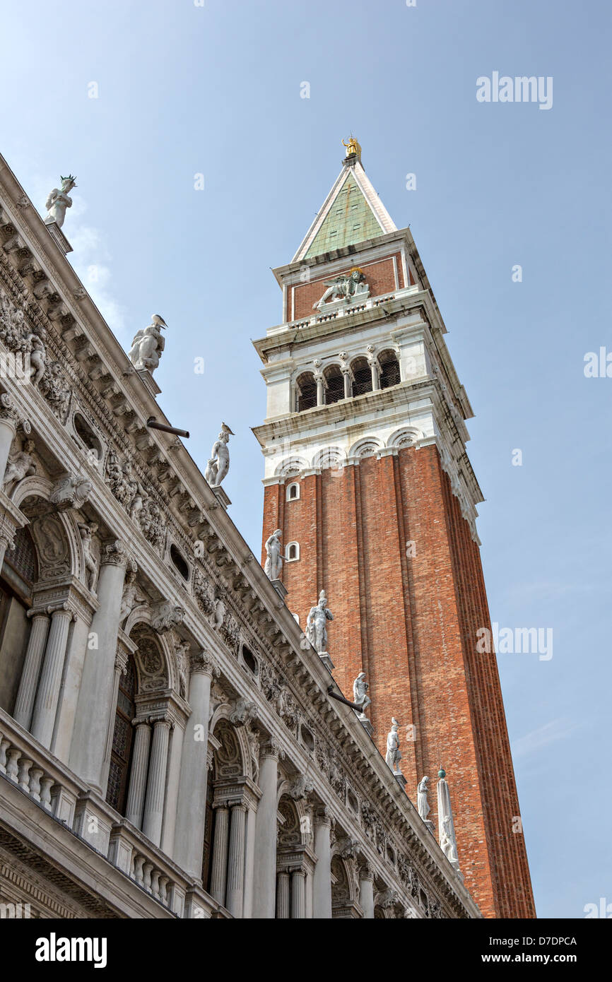 Markusplatz Campanile ist die Glocke Turm des St. Markus Basilika in Venedig, Italien Stockfoto