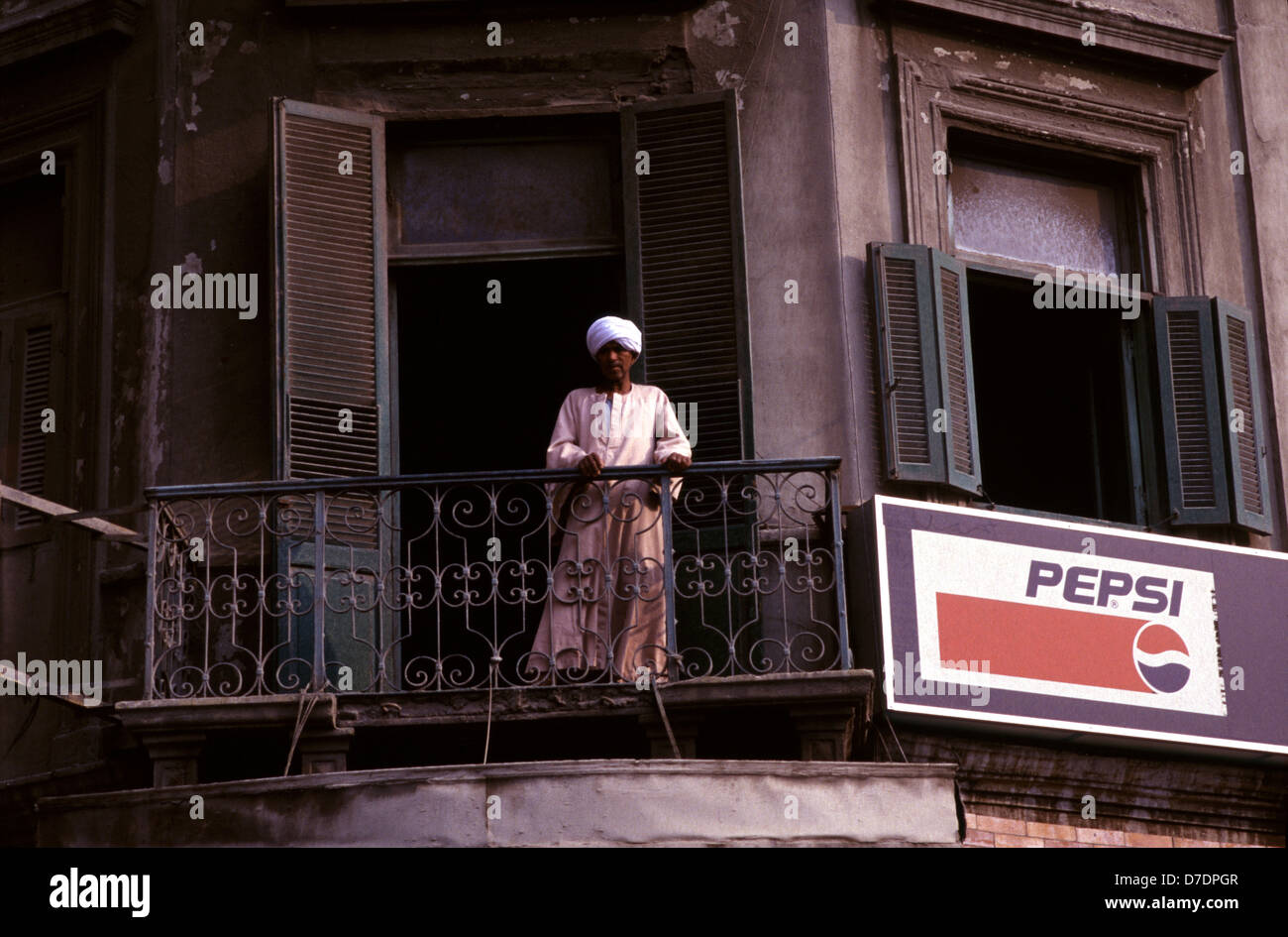 Agyptischen Mann Der Traditionelle Galabyeh Kleid Stehend Auf Einem Balkon Mit Pepsi Cola Werbung In Der Altstadt Von Kairo Agypten Stockfotografie Alamy