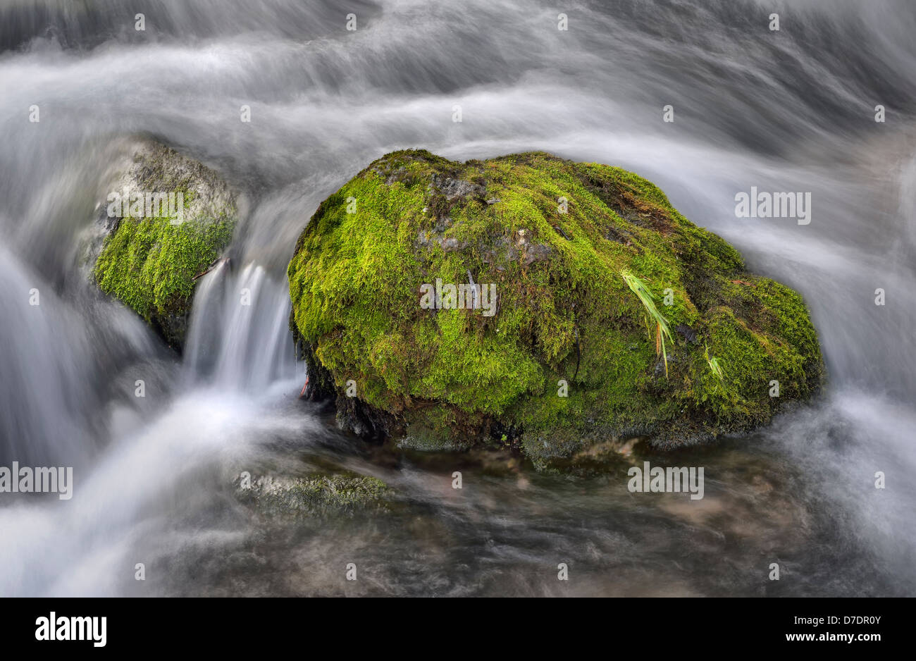 Rock.Fast fließende Wasser Hintergrund, Langzeitbelichtung Stockfoto