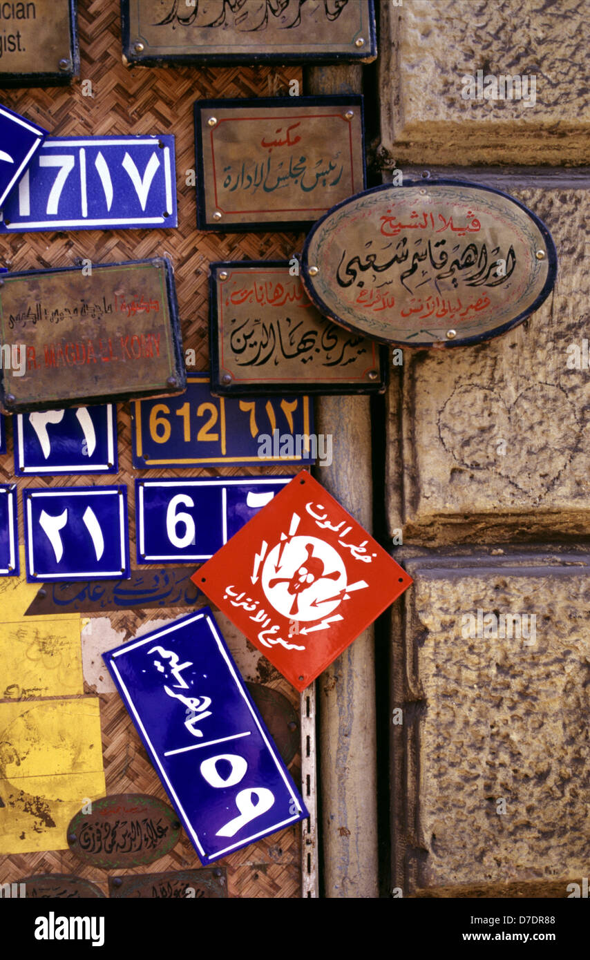 Stapel von Zeichen in der arabischen Altstadt von Kairo Ägypten Stockfoto