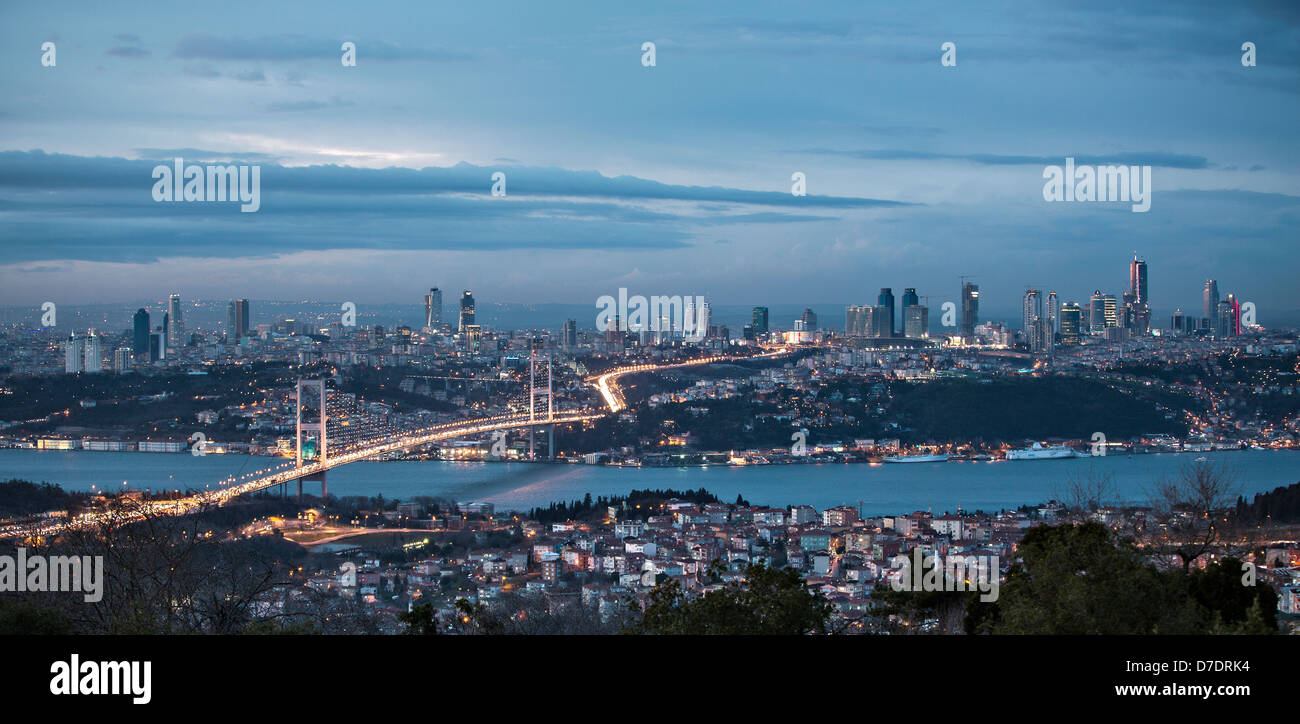 Bosporus und Bridge bei Nacht, Istanbul, Türkei Stockfoto