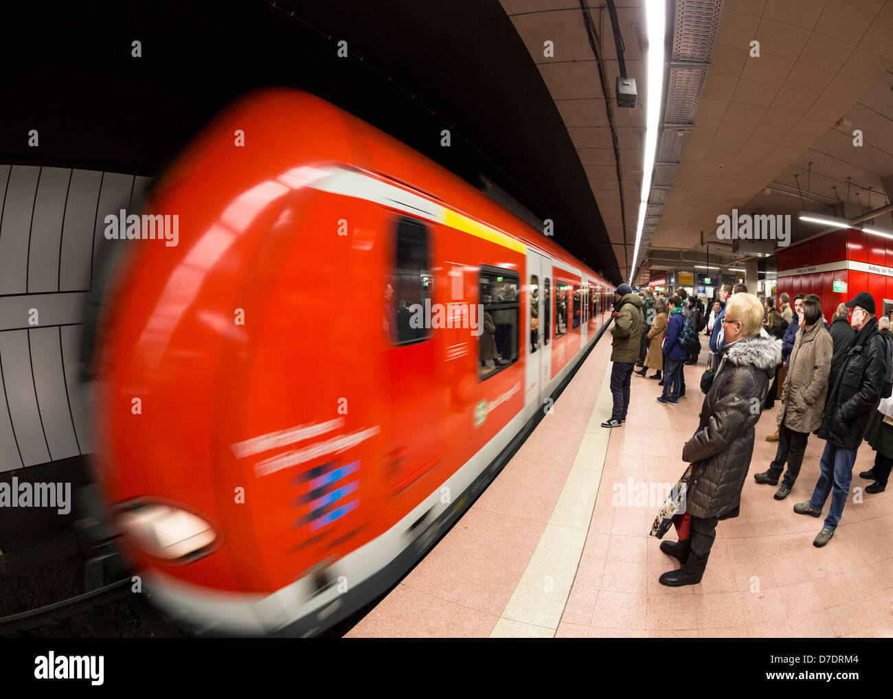 STUTTGART - FEBRUAR 09; Menschen warten in u-Bahnstation am Februar 09, 2013 in Stuttgart Stadt Deutschlands. Stockfoto