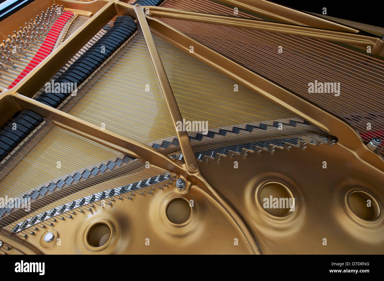 Resonanzboden, Streicher und Harfe eines Flügels. Stockfoto