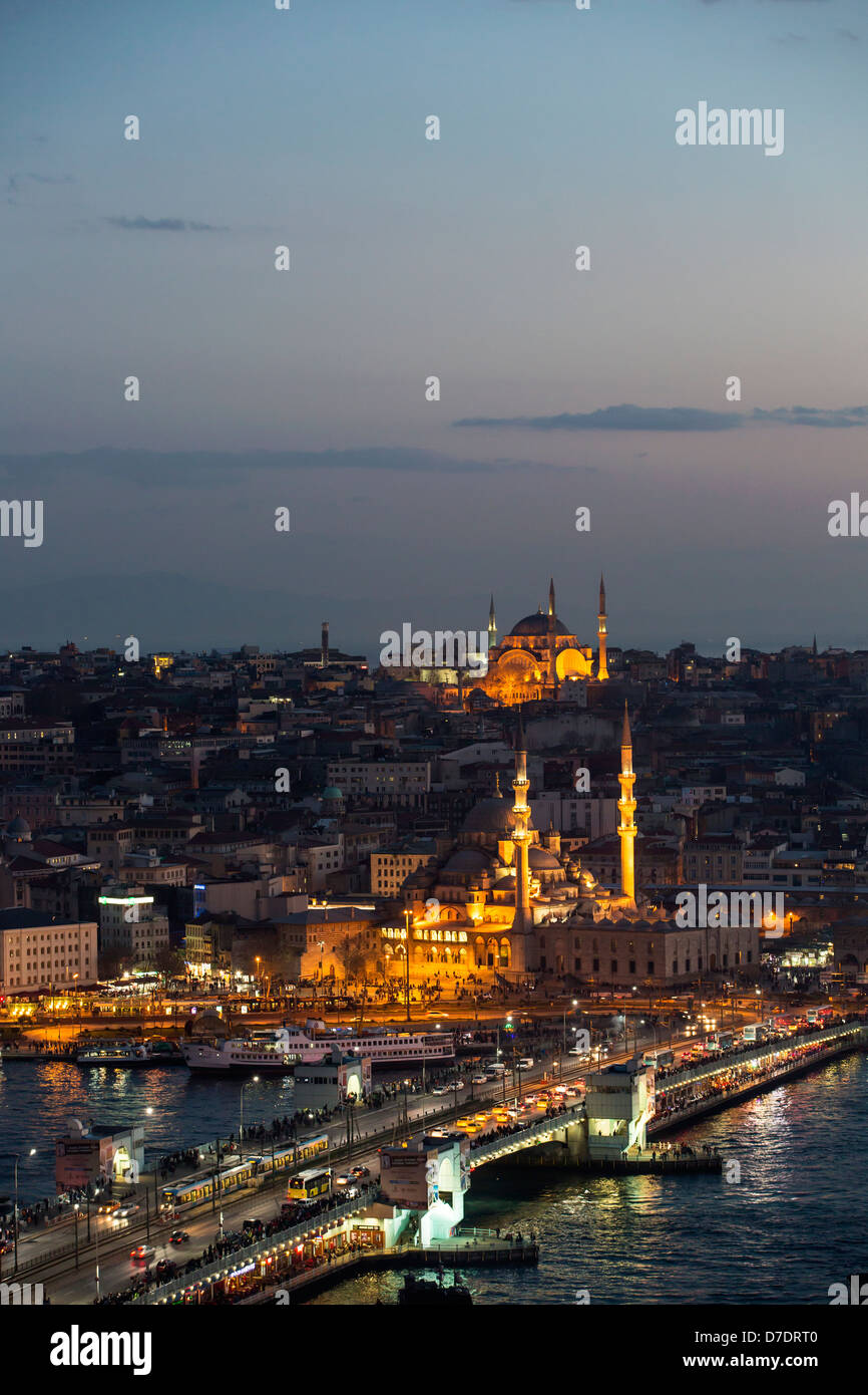 Yenicami und Galata-Brücke in der Nacht, Istanbul, Türkei Stockfoto