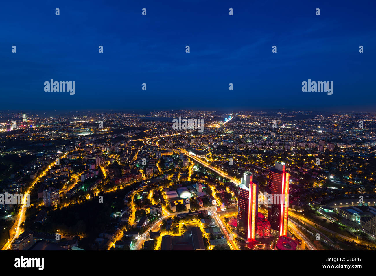 Wolkenkratzer, Bosporus und Bridge bei Nacht, Istanbul, Türkei Stockfoto