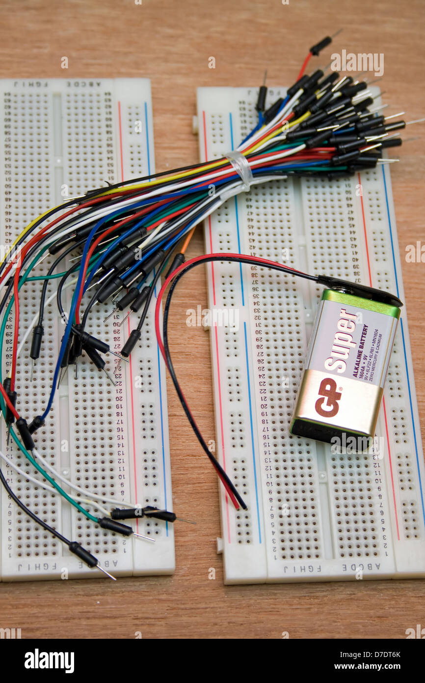 elektronische Jumper Kabel und Lötzinn-weniger Breadboards mit 9 Volt Batterie. Stockfoto