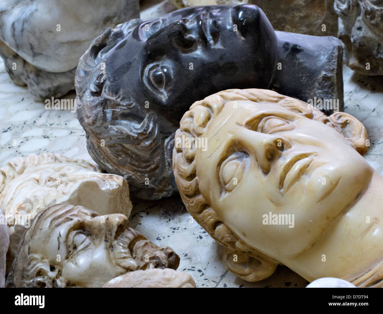 Nachahmung Büsten von historischen Persönlichkeiten, Antakya, Türkei Stockfoto