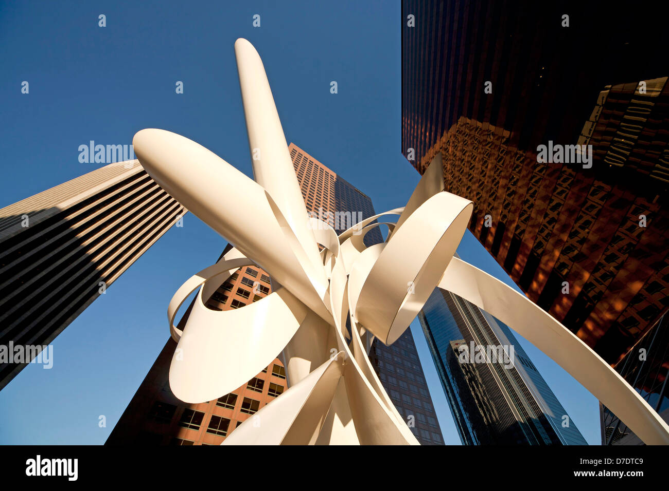Wurm's – Blick auf Downtown Los Angeles Wolkenkratzer und Skulptur Stockfoto