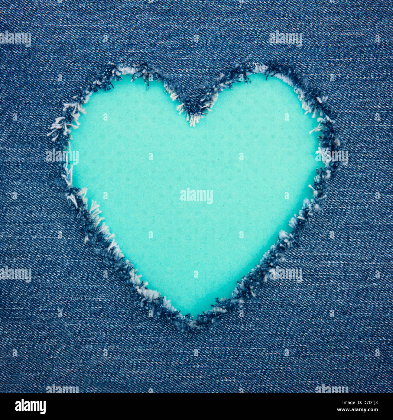 Blaues Vintage Herzform für textfreiraum aus Denim-Jeans-Stoff, romantische Liebe Konzept Hintergrund gerissen Stockfoto