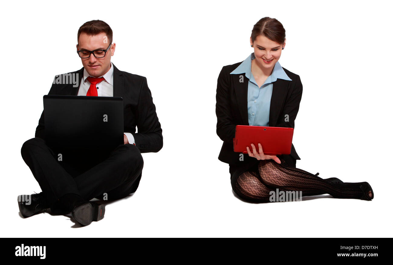 Junges Unternehmen paar Arbeiten auf Laptops beim Sitzen vor einem weißen Hintergrund. Stockfoto