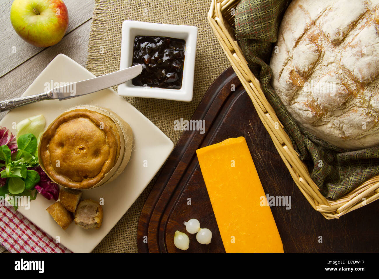 Pflüger Mittagessen verteilt overhead Stockfoto
