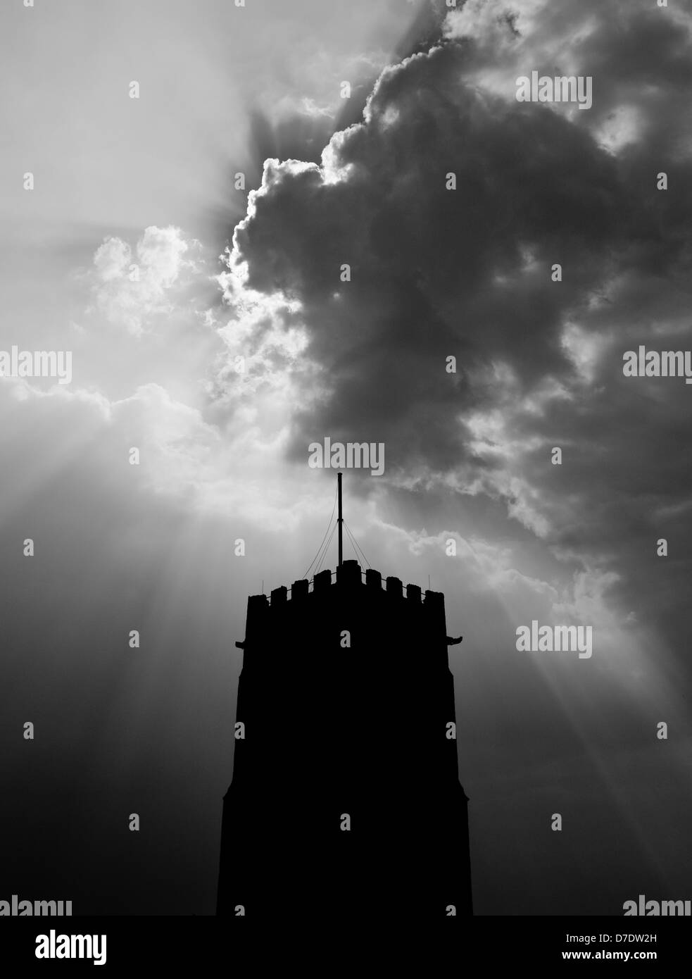 Silhouette der Kirchturm mit Lichtstrahlen und Wolken. Stockfoto