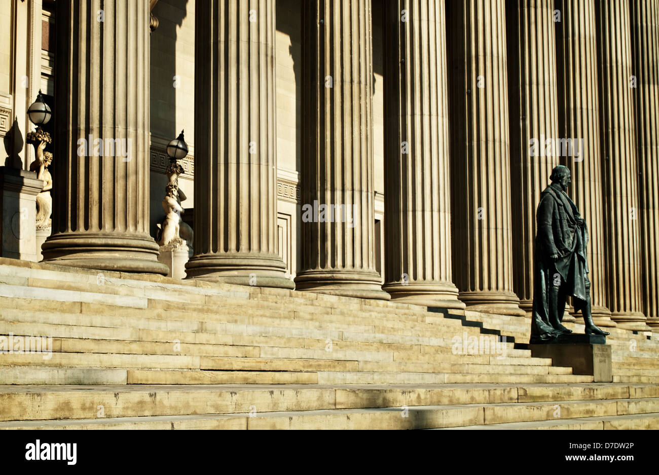 St Georges Hall Schritte & Statue, Liverpool, England. Stockfoto