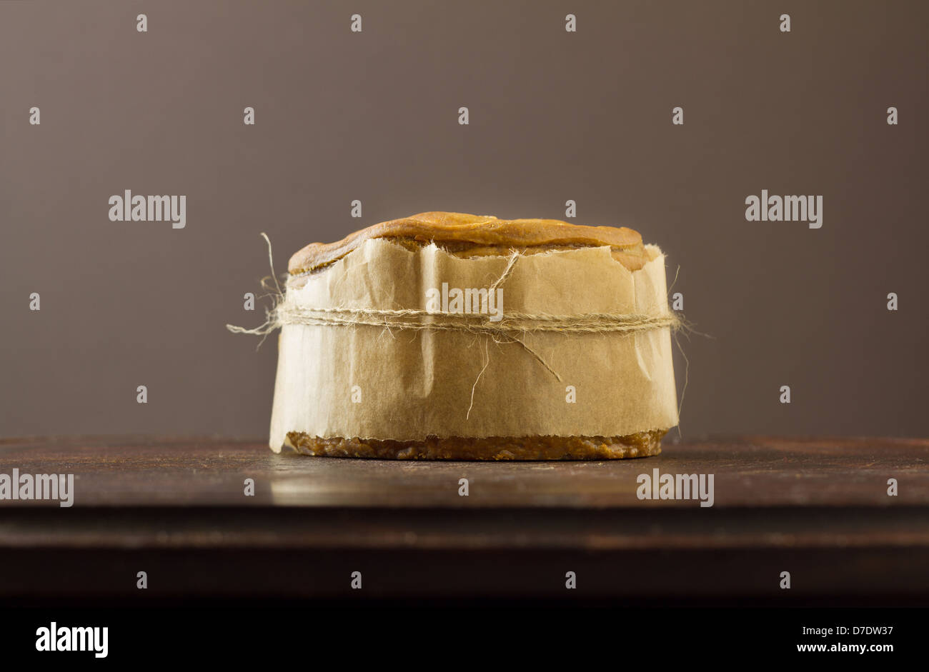 Melton Mowbray Pork Pie mit wrapper Stockfoto