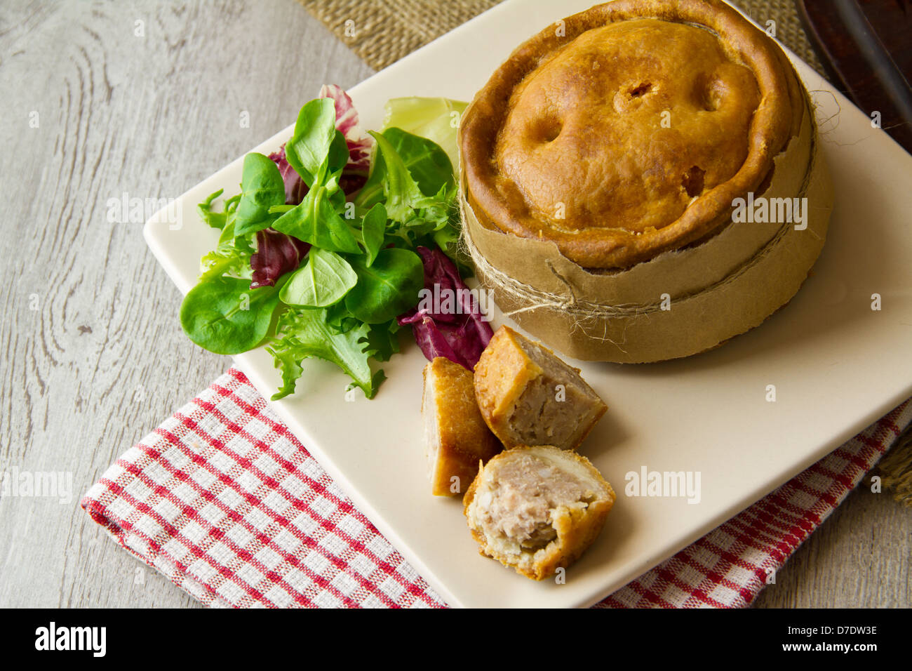 Melton Mowbray Schweinefleischpasteten auf Platte Stockfoto