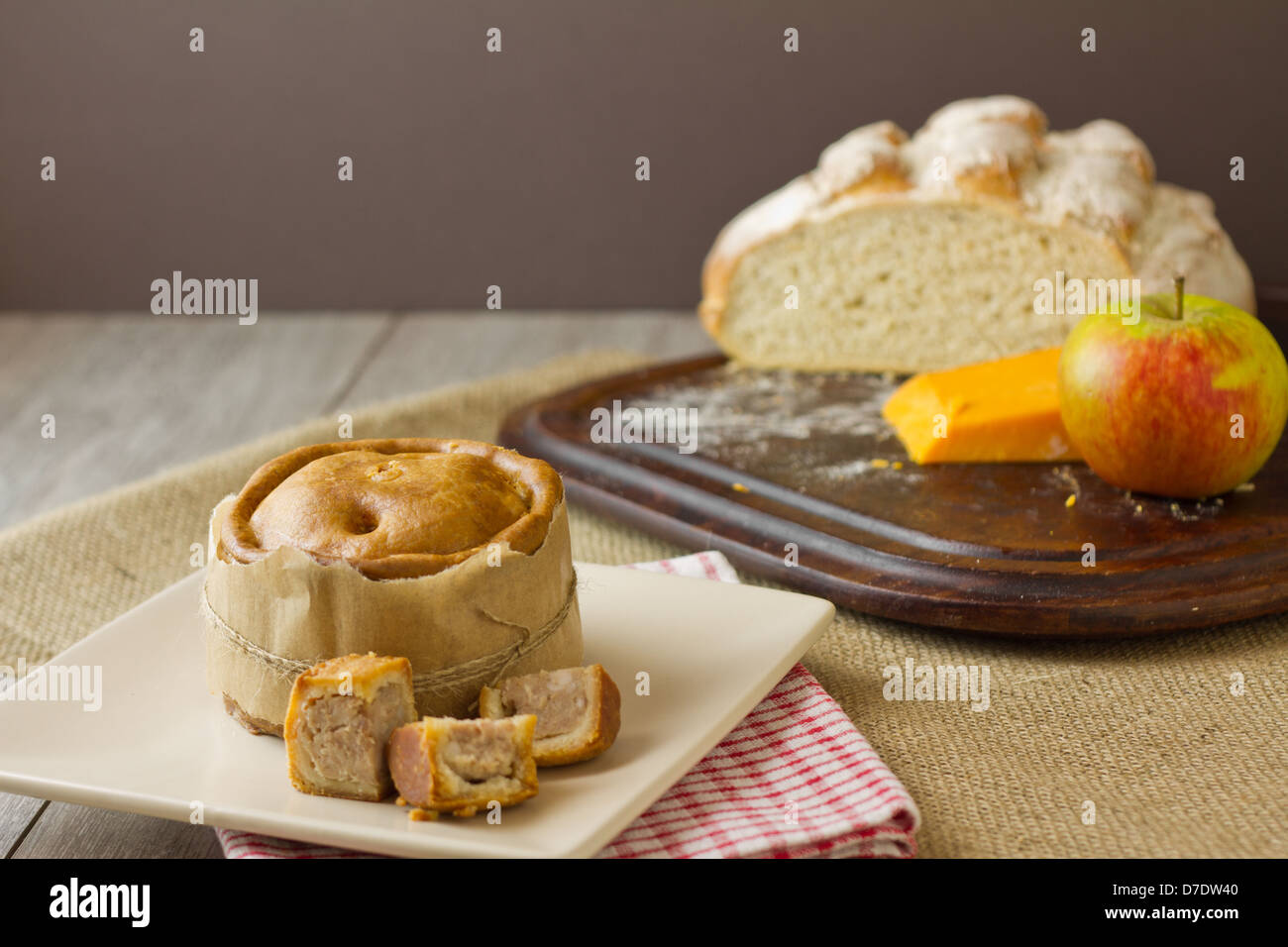 Melton Mowbray Schweinefleisch umhüllt mit Ploughmans lunch Stockfoto