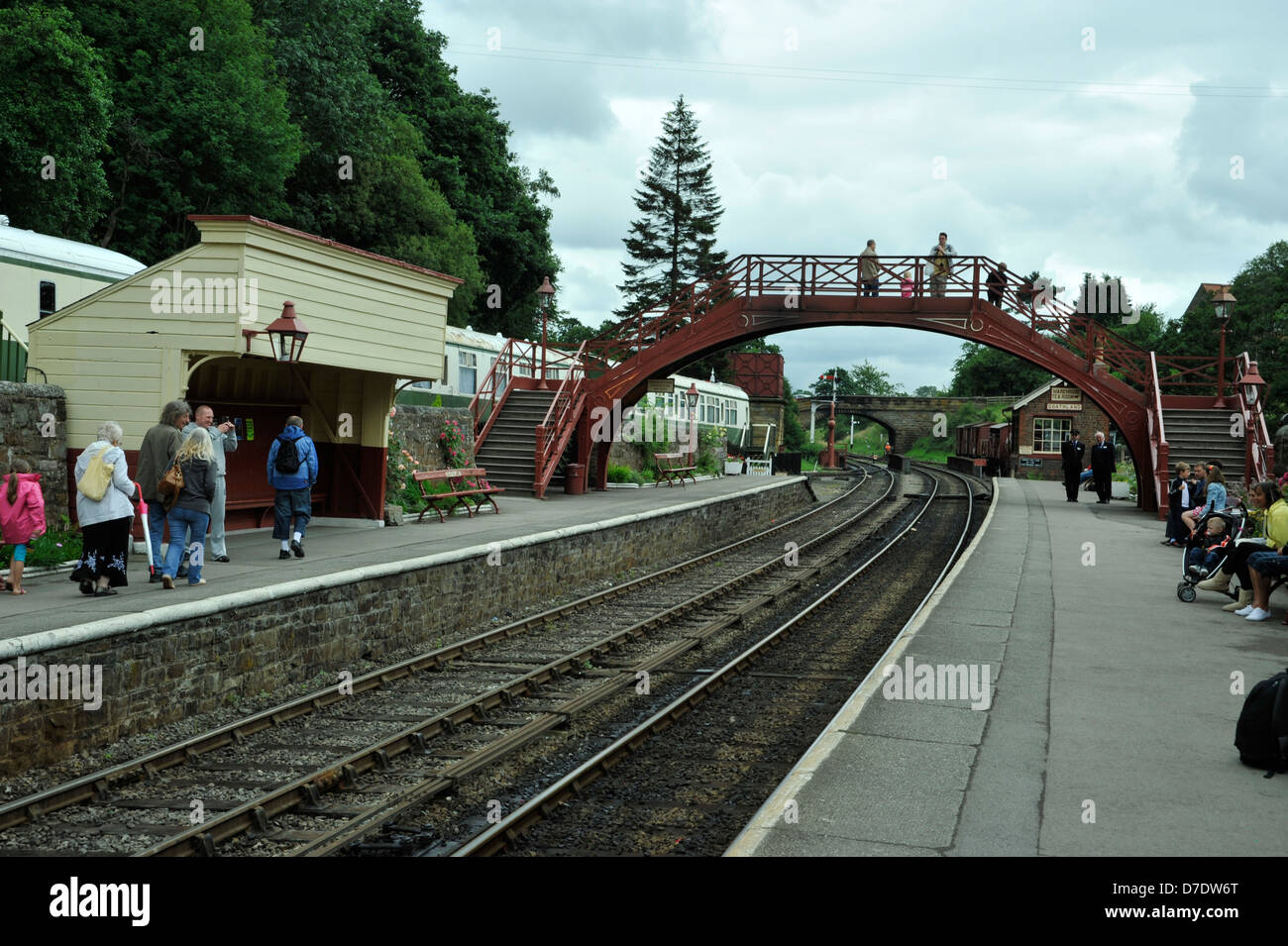 Bahnhof Goathland, Brücke, Menschen, Eisenbahnlinie, Bäume, Plattform Stockfoto